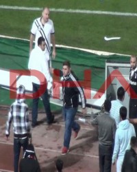 Beşiktaş G.Saray maçında Sahaya girenleri engellemek isteyen taraftarlara dayak