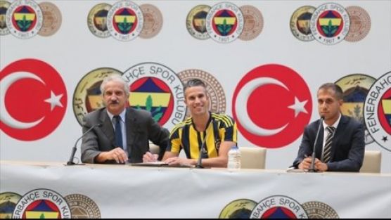 Van Persie imzayı attı! Türkçe konuştu